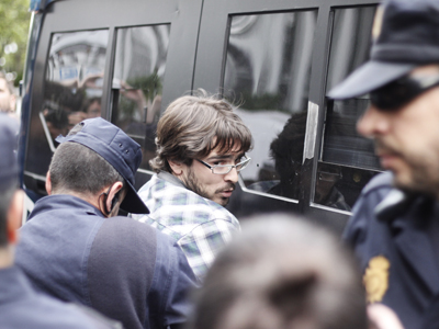 Momento de la detención de uno de los manifestantes congregados en la sede del banco malo.