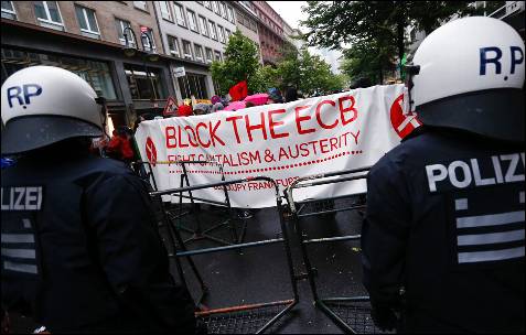Los manifestantes de Blockupy delante de la sede del BCE con una pancarta contra la austeridad.