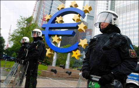 La policía alemana protege la entrada a la sede del BCE, en el distrito financiero de Fráncfort.