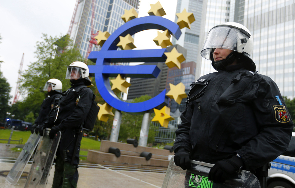 La policía alemana protege la entrada a la sede del BCE, en el distrito financiero de Fráncfort.