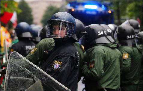 Fuerte despliegue policial en Fráncfort para proteger la sede del BCE de los manifestantes.