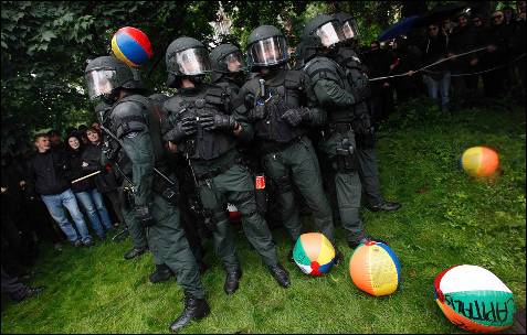 Un grupo de policías durante la concentración delante del BCE convocada por Blockupy.