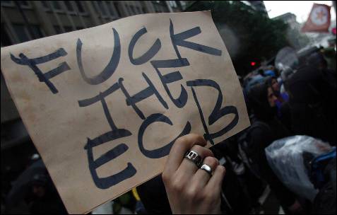 Un manifestante levanta un cartel contra el BCE.