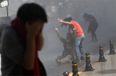 La Policía emplea gases lacrimógenos y cañones de agua contra los manifestantes.
