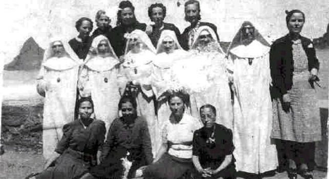 Prisioneras de Saturraran con seis de las monjas guardianas en Septiembre de 1942. Las reclusas sólo podían fotografiarse con 'la ropa de los domingos'