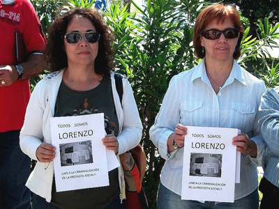 '¡Todos somos Lorenzo!' se puede leer en las pancartas de apoyo al parado que se ha enfrentado al Gobierno del PP.