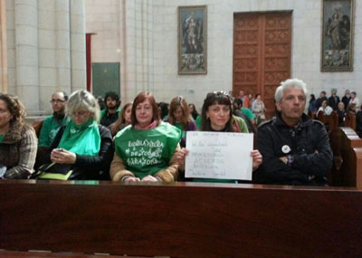Los afectados se encerraron en la catedral de la Almudena de Madrid el pasado 20 de abril. Foto cedida a Público.