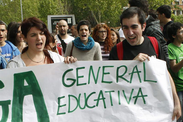 Universitarios sostienen una pancarta durante la concentración en la Ciudad Universitaria de Madrid.