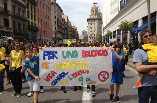 Padres, alumnos y profesores han recorrido las calles de Barcelona en contra de la reforma educativa. EP