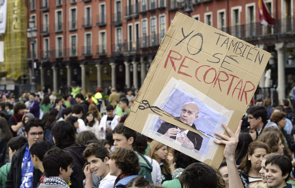 Participantes en la manifestación en contra de la Ley Orgánica de Mejora de la Calidad Educativa (LOMCE) celebrada esta mañana en Valladolid, durante la jornada de huelga convocada por la Plataforma Estatal por la Educación Pública.