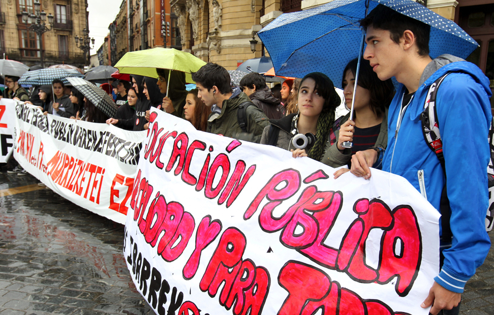 Concentración en la Plaza Arriaga de Bilbao convocada por las asociaciones de padres, el Sindicato de Estudiantes, UGT y CCOO, en señal de rechazo a la Ley Orgánica para la Mejora de la Calidad Educativa (LOMCE) y para pedir su retirada, durante la jornada de huelga convocada por la Plataforma Estatal por la Educación Pública.