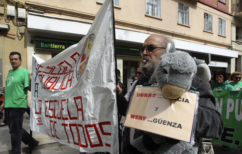 Miles de personas se han manifestado hoy por las calles de Zaragoza contra los recortes en educación y la Ley Orgánica de Mejora de la Calidad Educativa (Lomce) en la jornada de huelga nacional en el sector educativo, que también ha tenido un seguimiento masivo en Aragón.