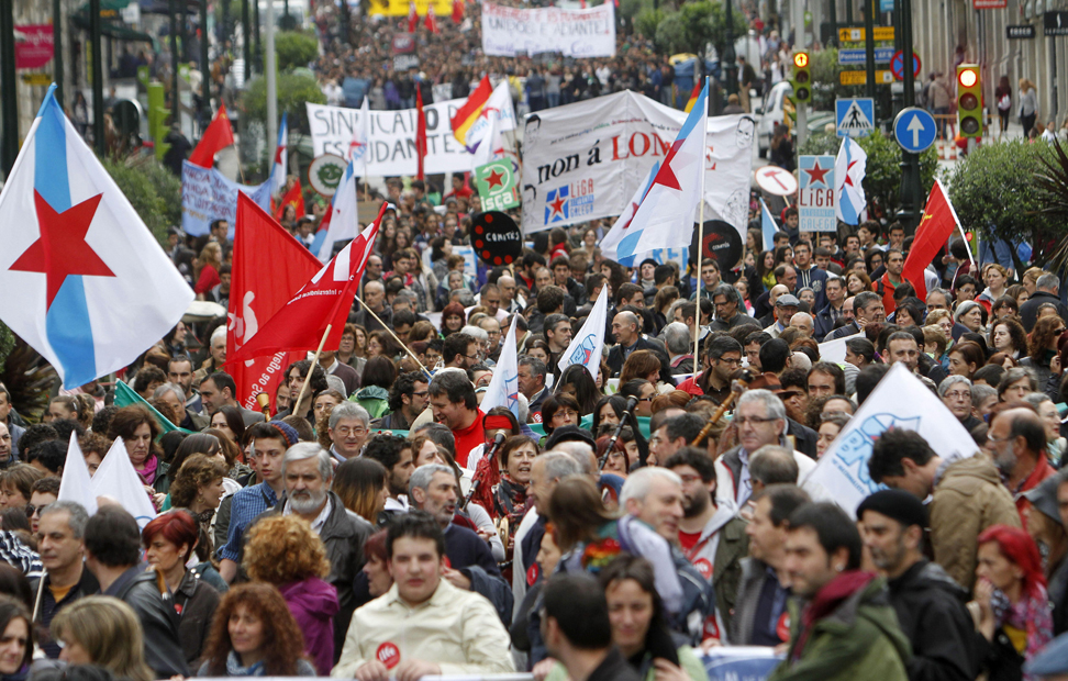 Unas 15.000 personas entre profesores y estudiantes se manifestaron por las calles de Vigo en contra del proyecto de Ley Orgánica para la Mejora de la Calidad Educativa (LOMCE), durante la jornada de huelga convocada por la Plataforma Estatal por la Educación Pública.