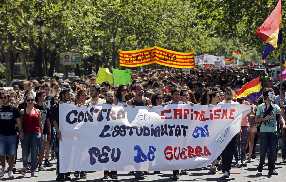 Varias personas sostienen una pancarta durante la manifestación en defensa de la educación pública llevada a cabo hoy en Valencia, con motivo de la huelga general contra la reforma educativa.