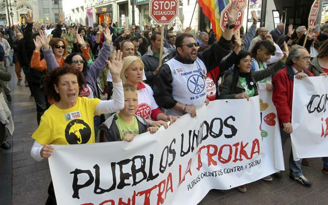 Manifestación contra la troika, este 1-J, en Zaragoza. EFE/Javier Cebollada