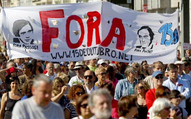 Cientos de personas se manifiestan este 1-J en Lisboa contra la austeridad impuesta por la troika. EFE