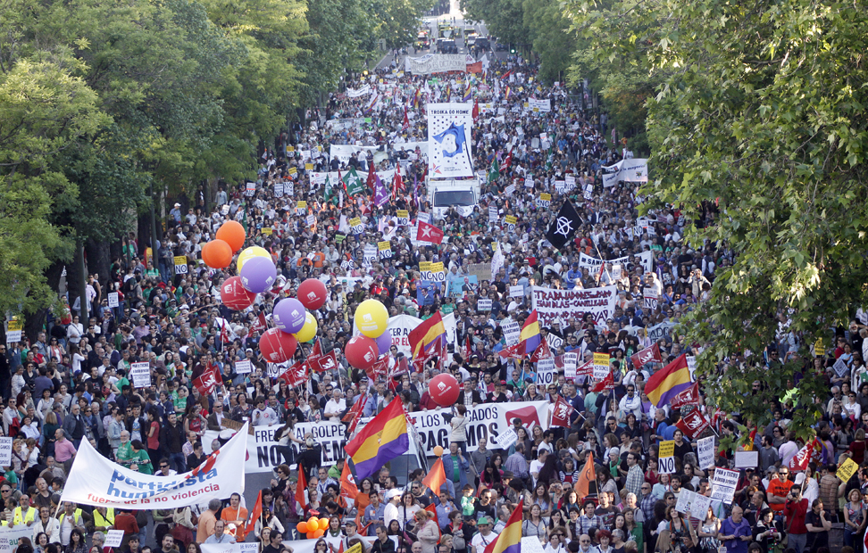 Miles de manifestantes abarrotan el Paseo de la Castellana de Madrid en la cita europea contra la troika y la austeridad.