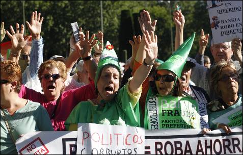 Afectados por las preferentes de Bankia durante la manifestación contra la troika en Madrid.