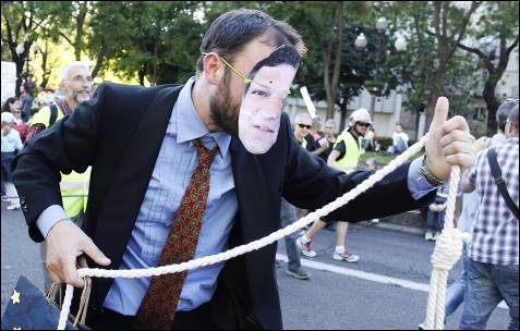 Un manifestante con una careta del presidente de la Comisión Europea, José Manuel Durao Barroso, en la manifestación de Madrid.