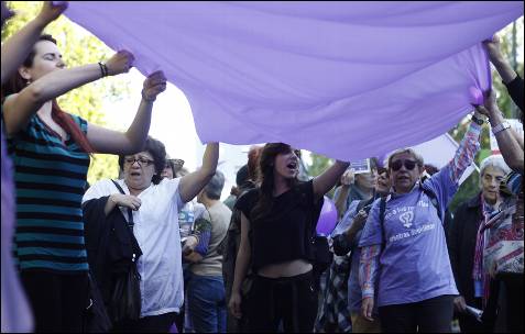 Un grupo de manifestantes en contra de la reforma de la ley del aborto durante la manifestación 'pueblos unidos contra la troika' en Madrid.