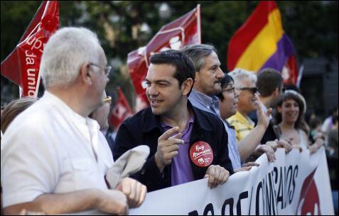 El lider de Syriza (izquierda radical griega), Alexis Tsipras, junto al coordinador federal de IU, Cayo lara, y al eurodiputado de IU, Willy Meyer en la manifestación del este primero de junio en Madrid.