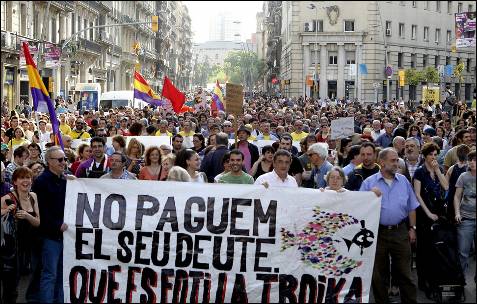 Manifestantes sostienen una pancarta durante la manifestación contra la troika de este primero de junio en las calles de Barcelona. EFE/TONI GARRIGA