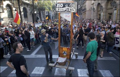Una guillotina en la manifestación contra la troika de Valencia.