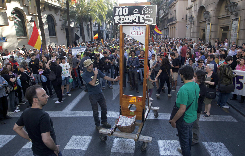 Una guillotina en la manifestación contra la troika de Valencia.