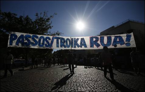'Passos (primer ministro portugués) y troika, a la calle', decía una pancarta durante la manifestación contra la austeridad en Lisboa.