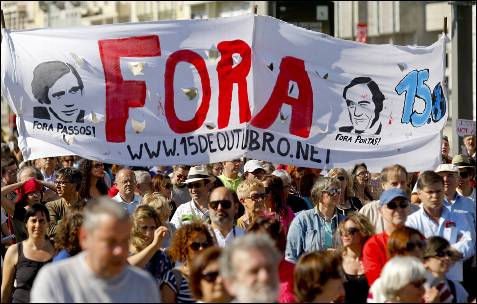 Cientos de personas han salido a las calles de Lisboa para protestar contra las políticas de austeridad impuestas por la troika.