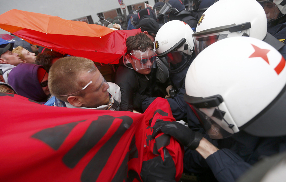 Manifestantes y policías se enfrentan durante la concetración del movimiento Blockupy en Frankfurt, Alemania.