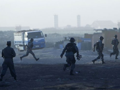 Policía afgana se desplaza al lugar del atentado este lunes en Kabul. REUTERS