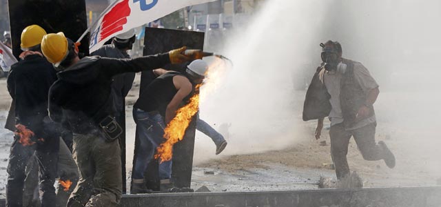 La Policía dispara sus cañones de agua contra los manifestantes, que responden con cócteles molotov, en la Plaza Taksim de Estambul (11 junio)- REUTERS/Murad Sezer