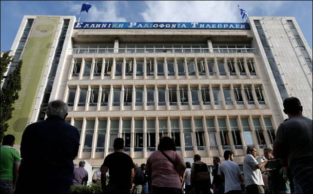 Concentración de trabajadores de ERT frente a su sede.- Reuters