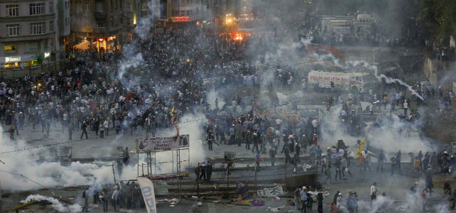 La policía turca vuelve a cargar contra los manifestantes concentrados en la céntrica plaza Taksim de Estambul.