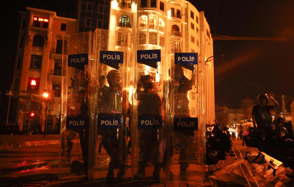 La Policía, en la plaza de Taksim.