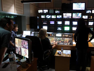 Empleados de la estación de televisión y radio pública ERT permanecen en la sede de la entidad en Atenas, Grecia, este 13 de junio de 2013. EFE/SIMELA PANTZARTZI