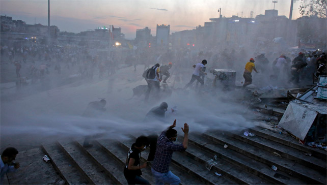 La policía turca ha vuelto a emplear cañones de agua y gases lacrimógenos contra los manifestantes. - REUTERS