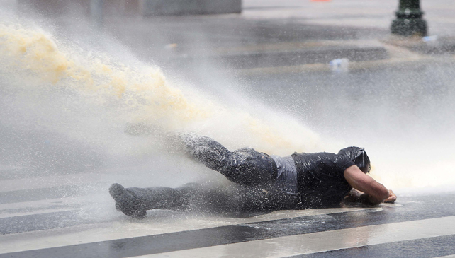 Un manifestante recibe el chorro de agua de un tanqueta antidisturbios, en Ankara.