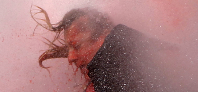 Una mujer es atacada por un cañón de agua durante las protestas en la plaza Kizilay de Ankara. -REUTERS