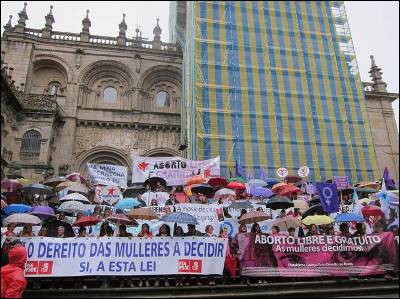 Imagen de la catedral de Santiago de Compostela rodeada por los manifestantes por el aborto libre. EP