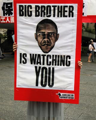 Una mujer sostiene una pancarta en Hong Kong en apoyo a Edward Snowden por los casos de espionaje revelados en EEUU. REUTERS