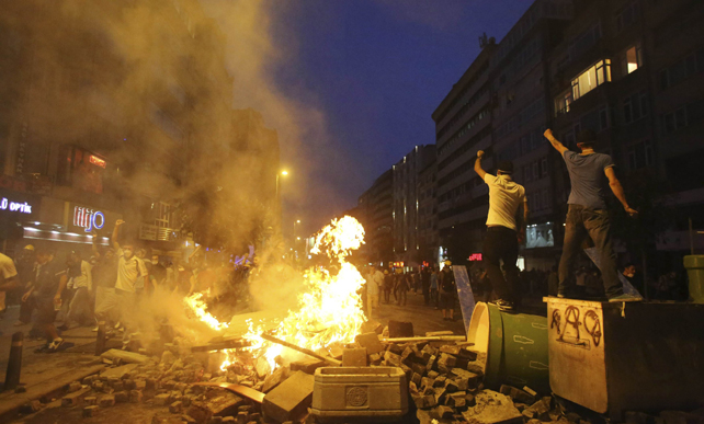 Manifestantes cortan las calles de Estambul con barricadas de fuego durante esta madrugada.