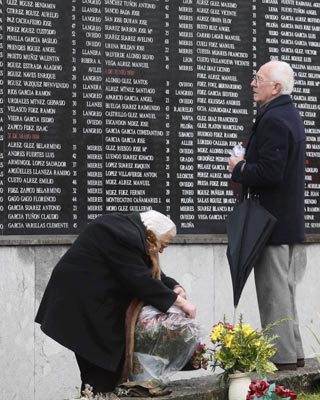 Dos ancianos buscan los nombres de sus difuntos en la Fosa Común del cementerio de San Salvador de Oviedo. ALBERTO MORANTE/ EFE