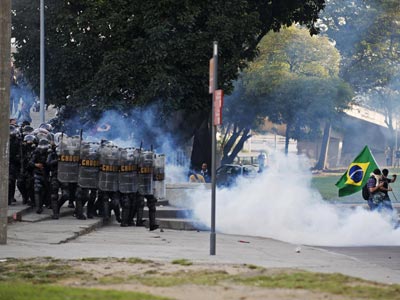 Antidisturbios brasileños dispersan a los manifestantes cerca del estadio de Maracaná, el pasado domingo. REUTERS/Luciana Whitaker