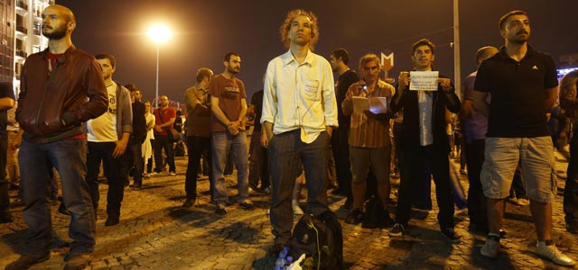Erdem Gunduz protesta en silencio junto a otros manifestantes en la plaza Taksim (18 de junio de 2013). REUTERS/Marko Djurica
