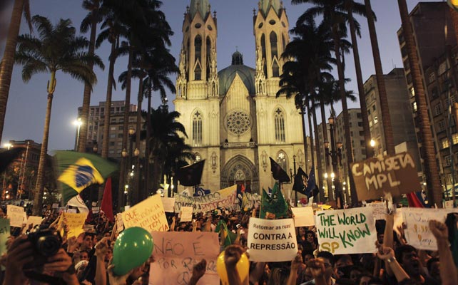 Los manifestantes ante la catedral de Sao Paulo. REUTERS