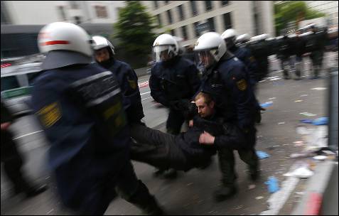 Los antidisturbios detienen a un manifestante durante el cerco al BCE en Frankfurt convocado por el movimiento Blockupy.