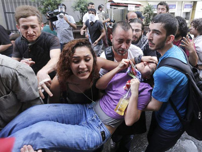 Una manifestante herida es evacuada por varios participantes durante una protesta contra la construcción de un centro comercial en la Plaza Taksim, en Estambul. EFE