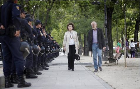 Un amplio dispositivo policial custodiaba las inmediaciones de la sede de la Comisión Europea en Madrid, donde terminó la manifestación contra la troika.